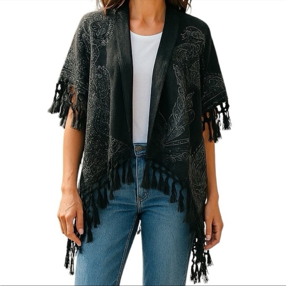 Coco + Carmen Small/Medium Gray Tapestry Sleeveless Cardigan Poncho Fringe Cozy